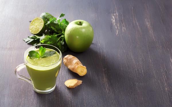 Smoothie vert frais avec persil, gingembre, pomme, citron vert et menthe