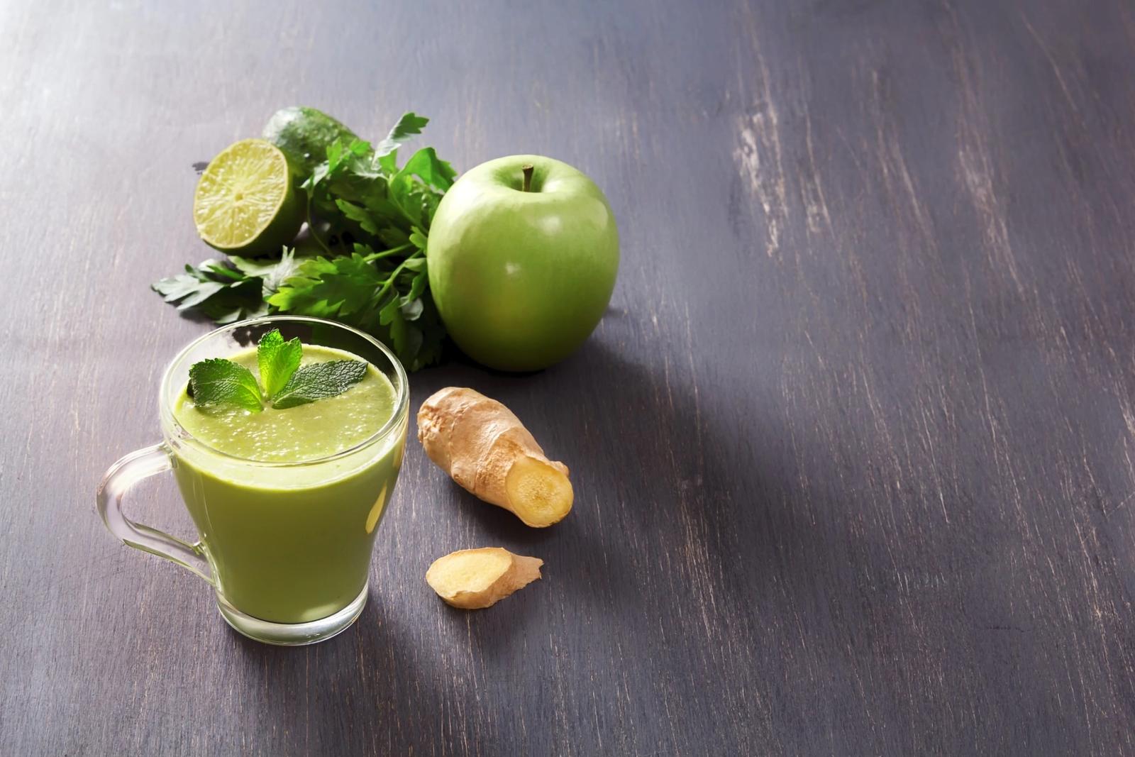 Smoothie vert frais avec persil, gingembre, pomme, citron vert et menthe