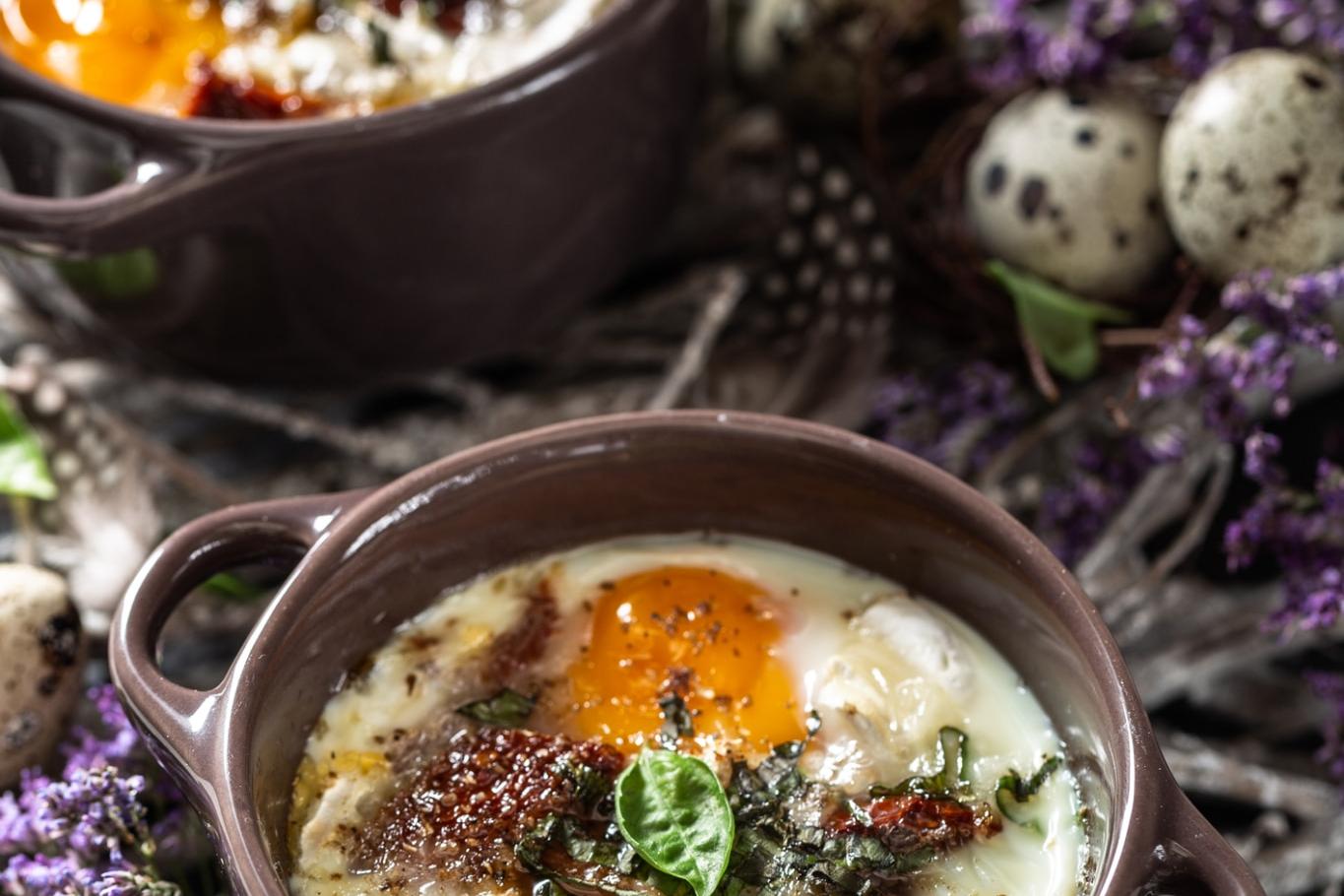 Œufs cocottes au basilic, tomate séchée et fromage
