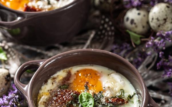 Œufs cocottes au basilic, tomate séchée et fromage