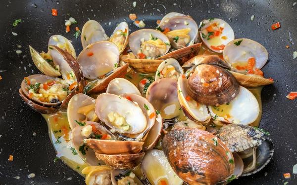Palourdes sautées au beurre à l’ail et au persil