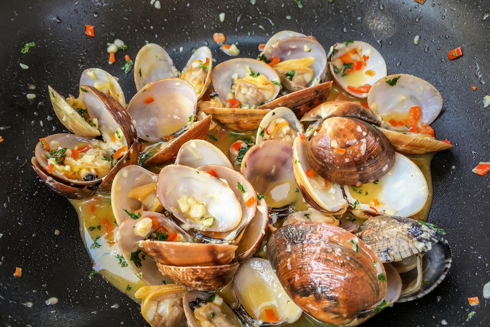 Palourdes sautées au beurre à l’ail et au persil