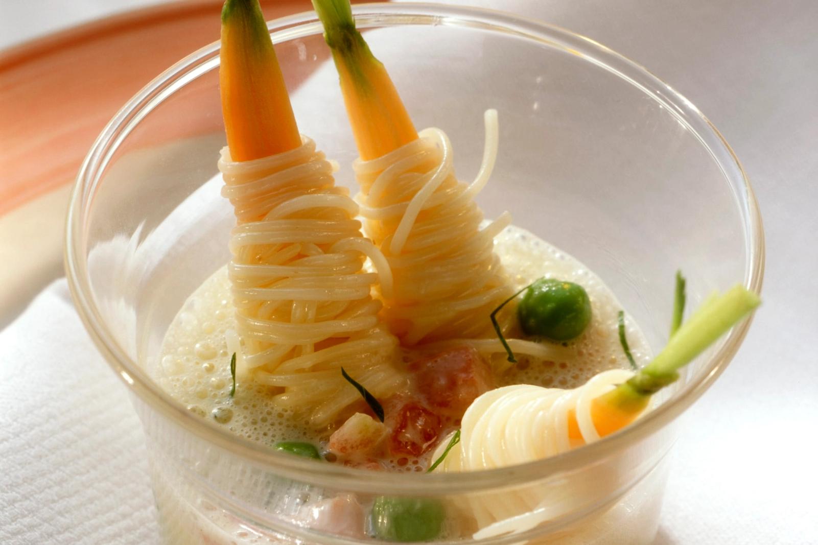 Brochettes de spaghettis sur des brochettes de carottes avec jambon et sauce à la crème