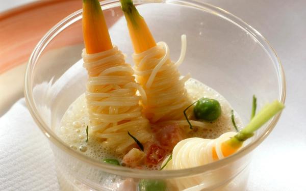 Brochettes de spaghettis sur des brochettes de carottes avec jambon et sauce à la crème