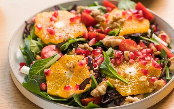 Recette salade végane aux agrumes, feuilles de laitue et grenade