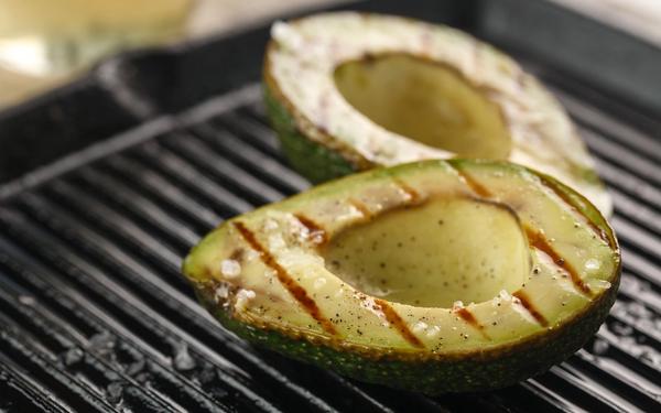 Avocat grillé au barbecue