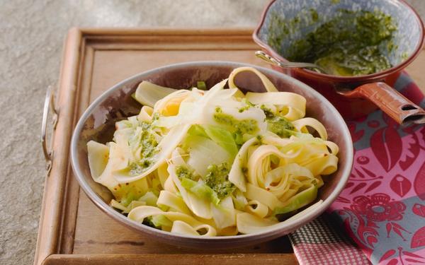 Tagliatelles aux panais et chou, sauce pesto