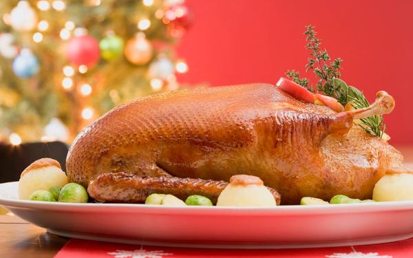 Canard rôti avec quenelles et choux de Bruxelles