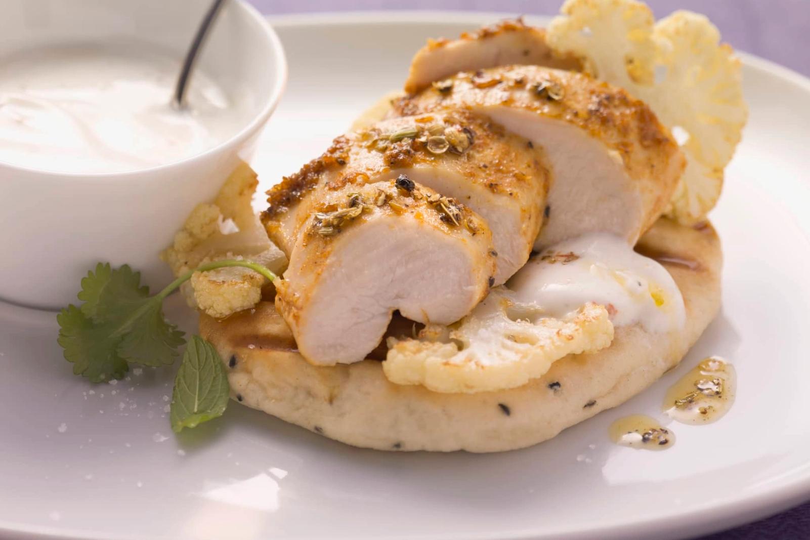 Poulet tandoori, chou-fleur rôti, pain naan et sauce yaourt