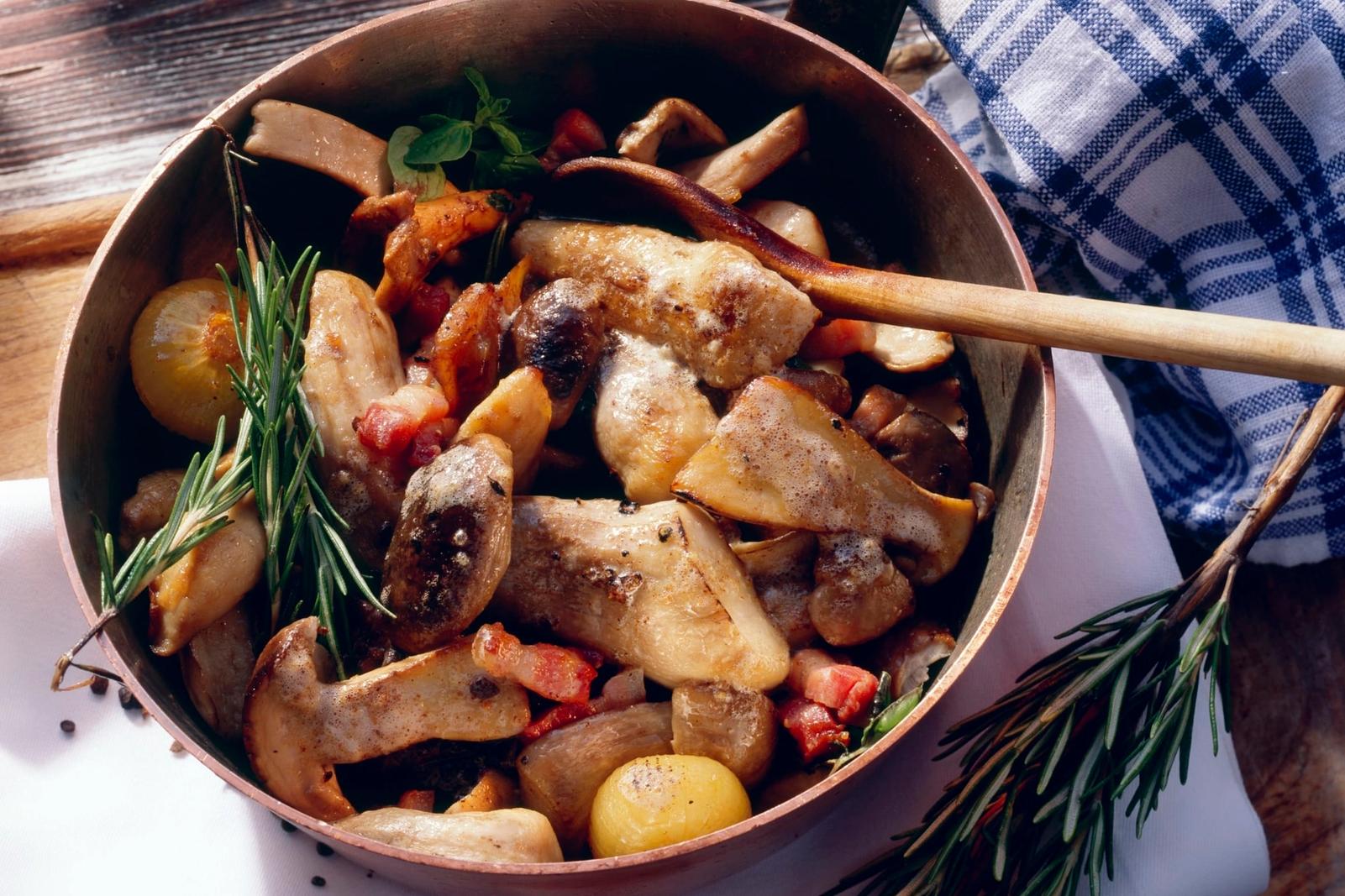 Champignons sautés à la poêle avec jambon et oignons