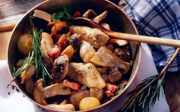 Champignons sautés à la poêle avec jambon et oignons