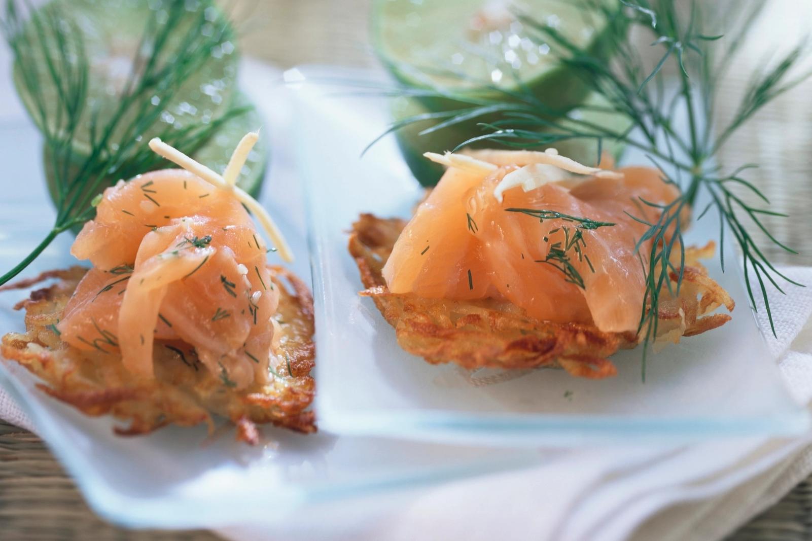 Saumon mariné sur des galettes de pommes de terre