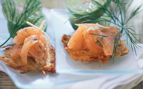Saumon mariné sur des galettes de pommes de terre