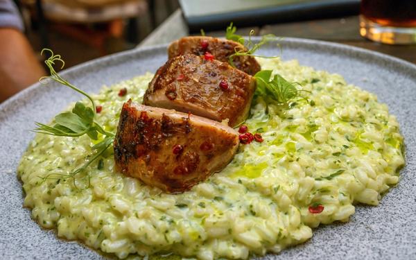 Filet de porc accompagné de risotto à l'ail des ours