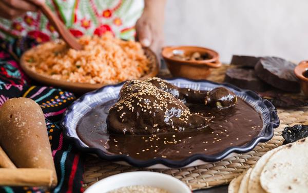 Mole poblano, une sauce épicée et cacaotée pour le poulet