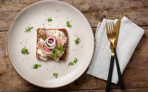 Sandwich danois de hareng mariné avec des oignons
