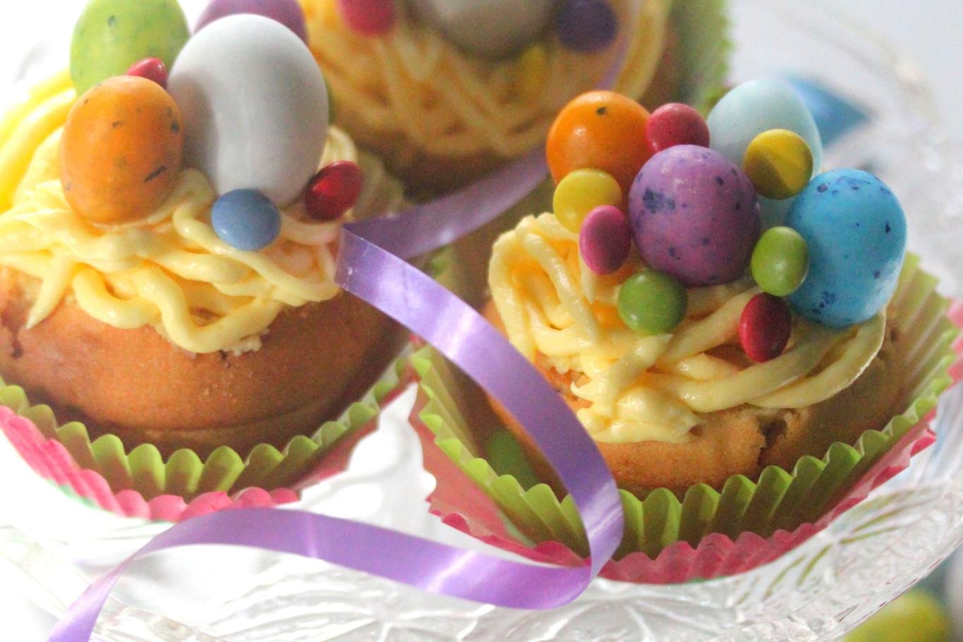 Cupcakes façon nid de Pâques, biscuit de Savoie, crème au beurre vanillée