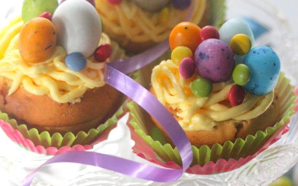 Cupcakes façon nid de Pâques, biscuit de Savoie, crème au beurre vanillée