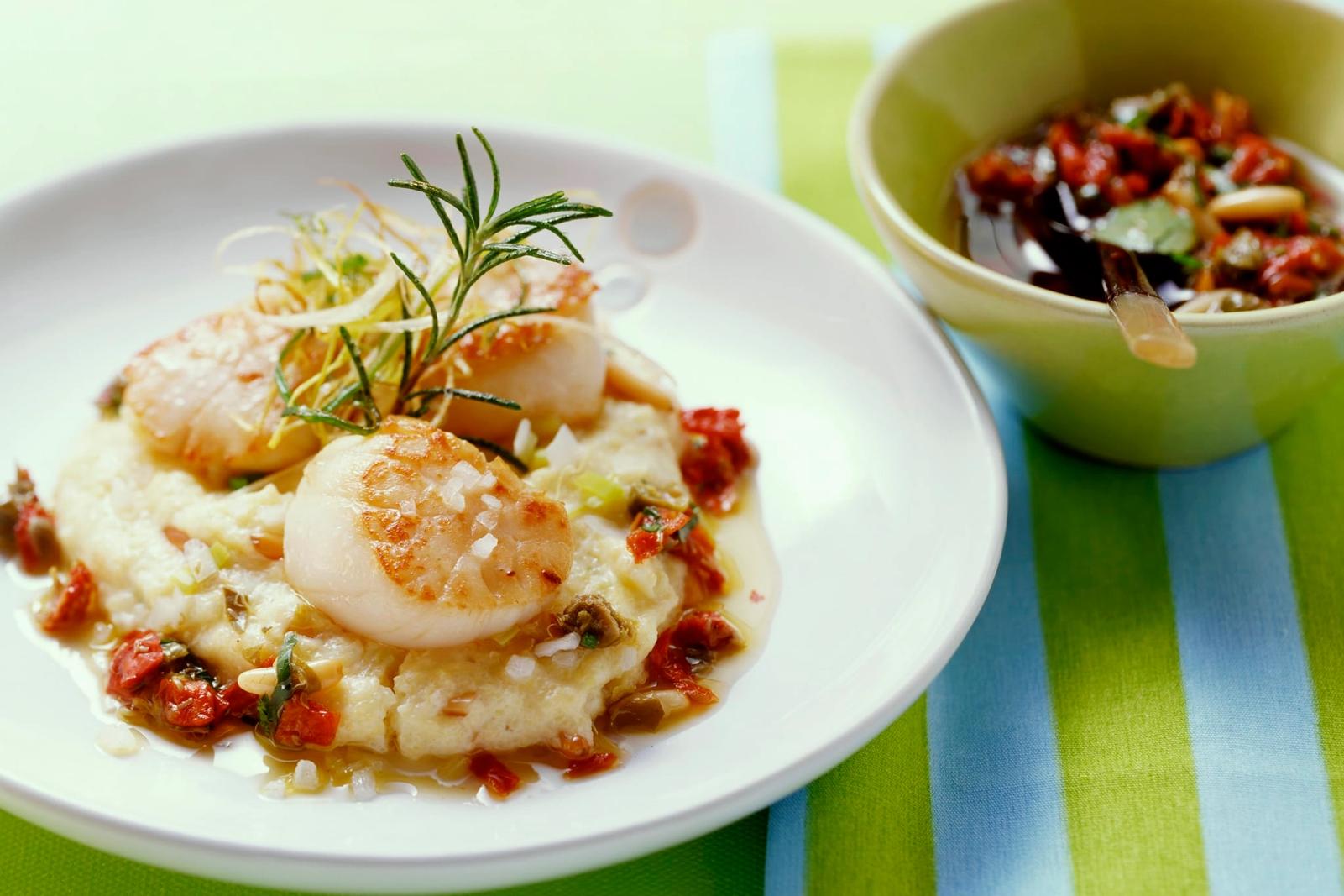 Coquilles Saint-Jacques sur polenta aux pignons de pin et câpres