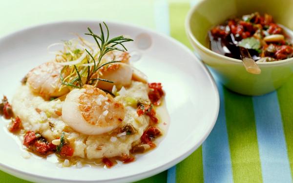 Coquilles Saint-Jacques sur polenta aux pignons de pin et câpres