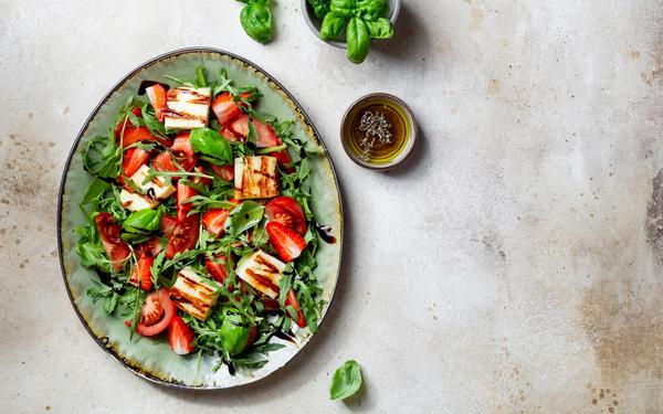 Recette salade aux fraises, tomates et fromage halloumi