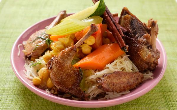 Pigeon rôti aux légumes et bâtonnets de cannelle sur des nouilles