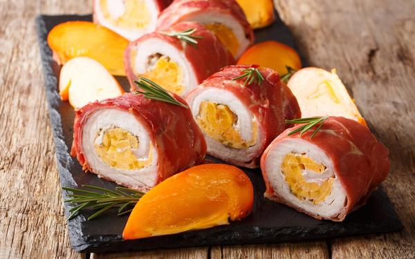 Roulés de porc au prosciutto, farcis au kaki frais et fromage