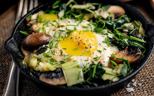 Œufs au four avec épinards, champignons et poireaux