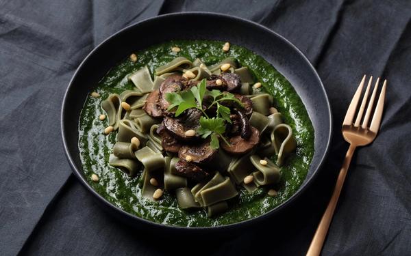 Pâtes à la spiruline, aux champignons, sauce aux épinards et pignons de pin
