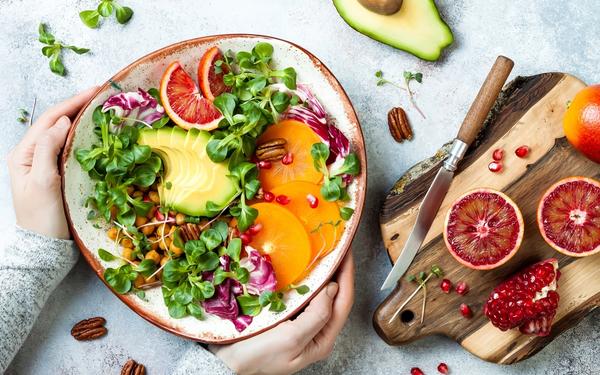 Detox Bol Bouddha avec curcuma rôti, pois chiches, avocat, kaki, orange sanguine, noix et grenade