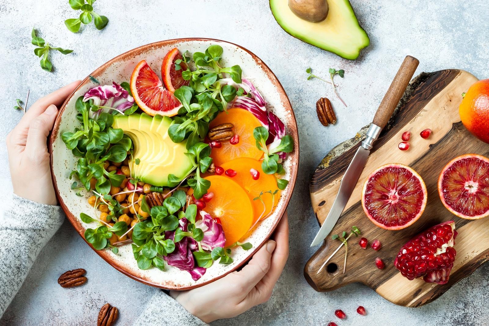 Detox Bol Bouddha avec curcuma rôti, pois chiches, avocat, kaki, orange sanguine, noix et grenade