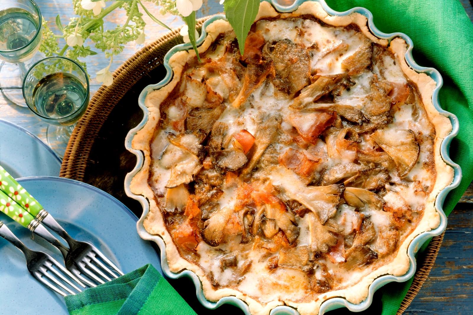 Quiche aux pleurotes et au jambon dans un plat à four