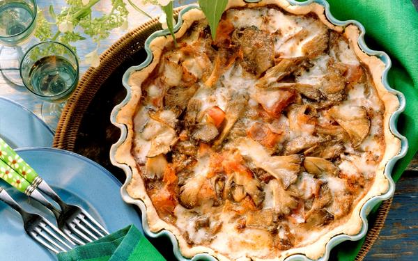 Quiche aux pleurotes et au jambon dans un plat à four