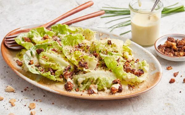 Salade César avec morceaux de bacon végétalien