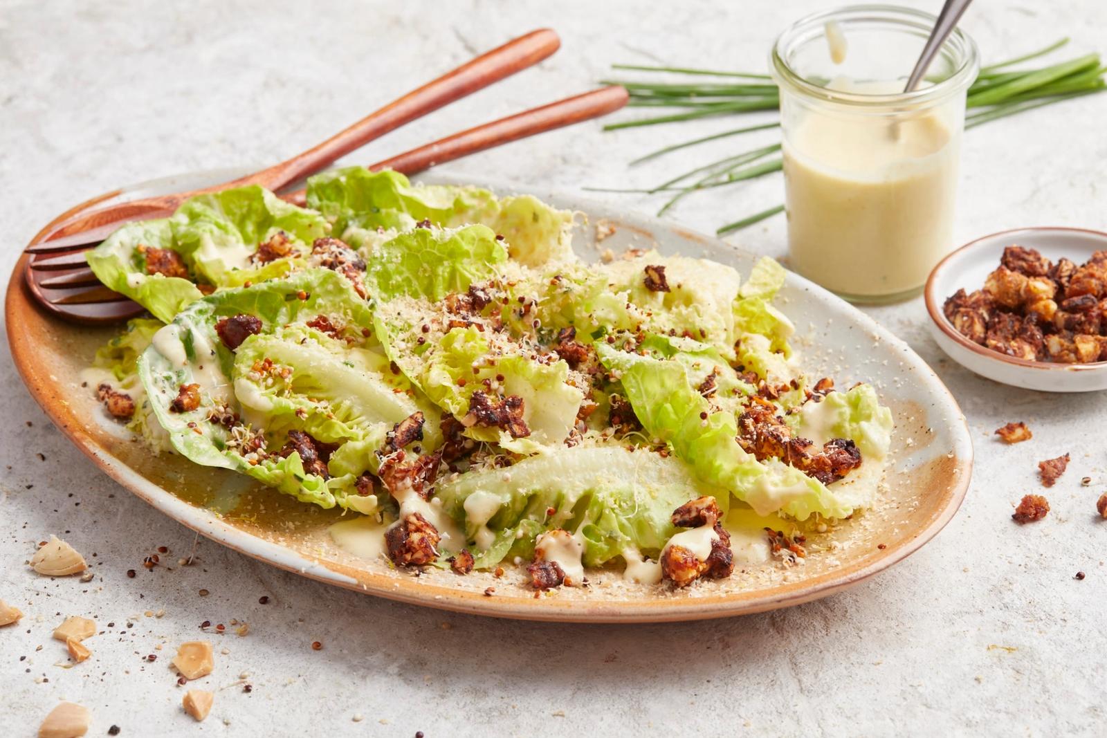 Salade César avec morceaux de bacon végétalien