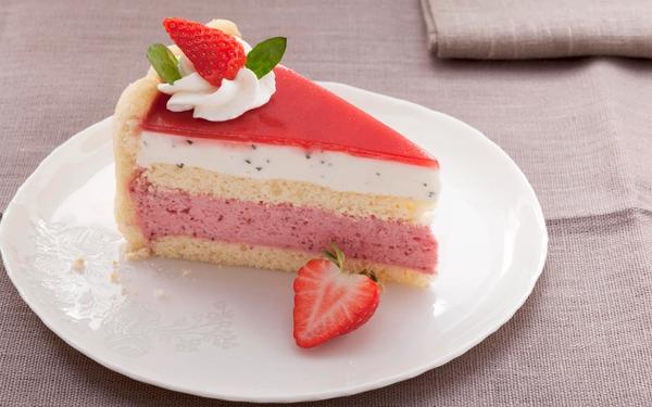 Gâteau à étages aux fraises et au yaourt avec de la crème