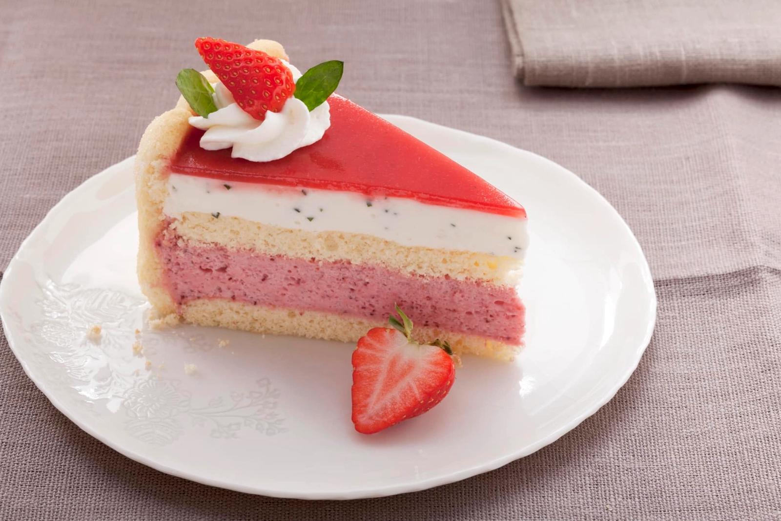 Gâteau à étages aux fraises et au yaourt avec de la crème