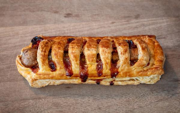 Frikandelbroodje (pâté feuilletée à la saucisse et sauce curry)