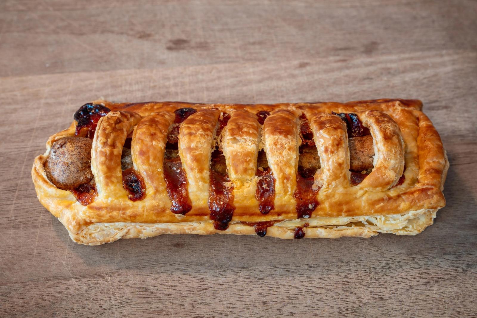 Frikandelbroodje (pâté feuilletée à la saucisse et sauce curry)