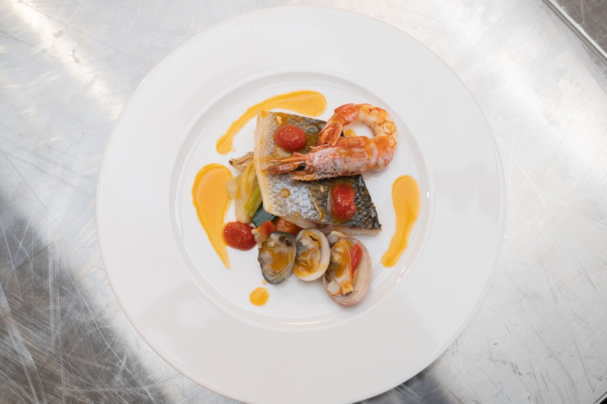 Crevettes, palourdes et bar à la tomate