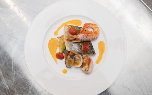 Crevettes, palourdes et bar à la tomate