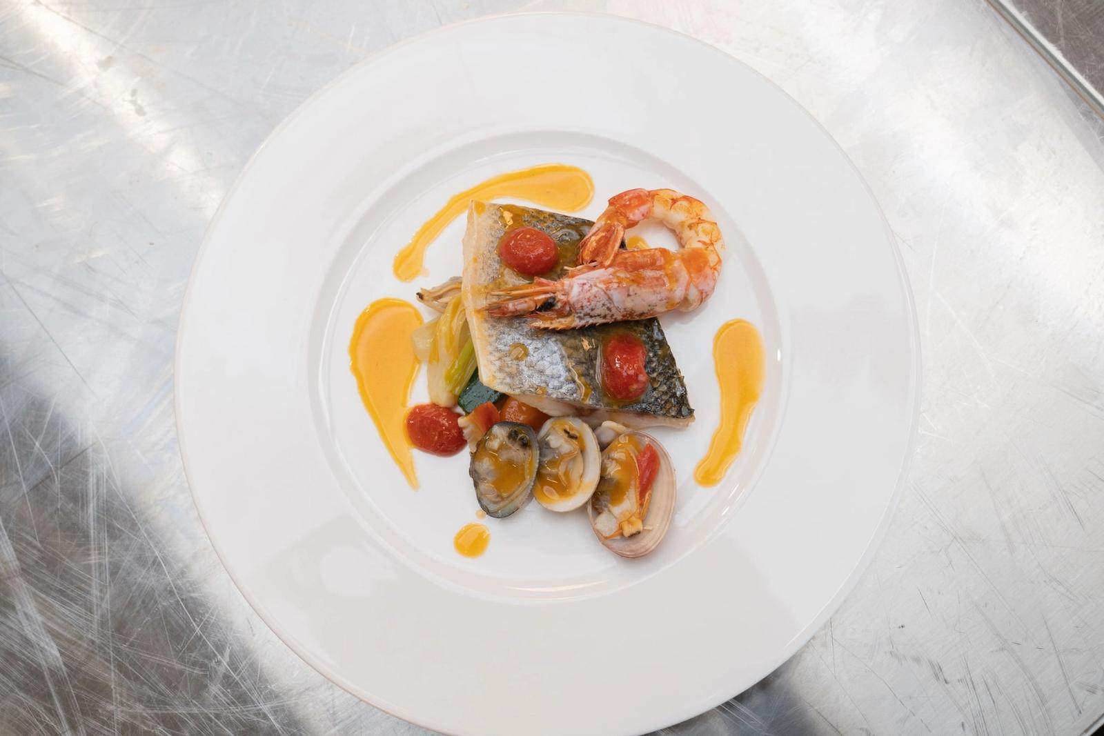 Crevettes, palourdes et bar à la tomate