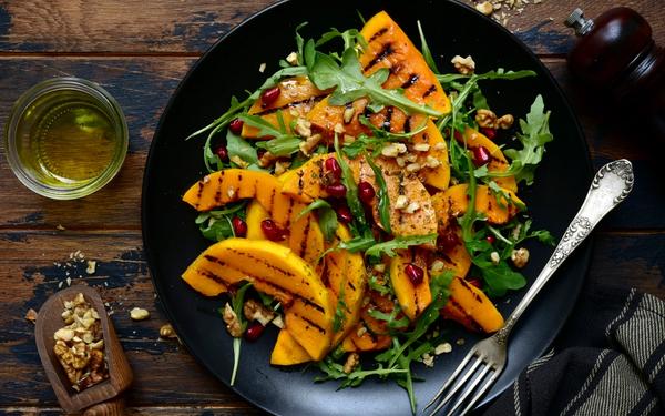Citrouille grillée sur salade de roquette, noix et graines de grenade