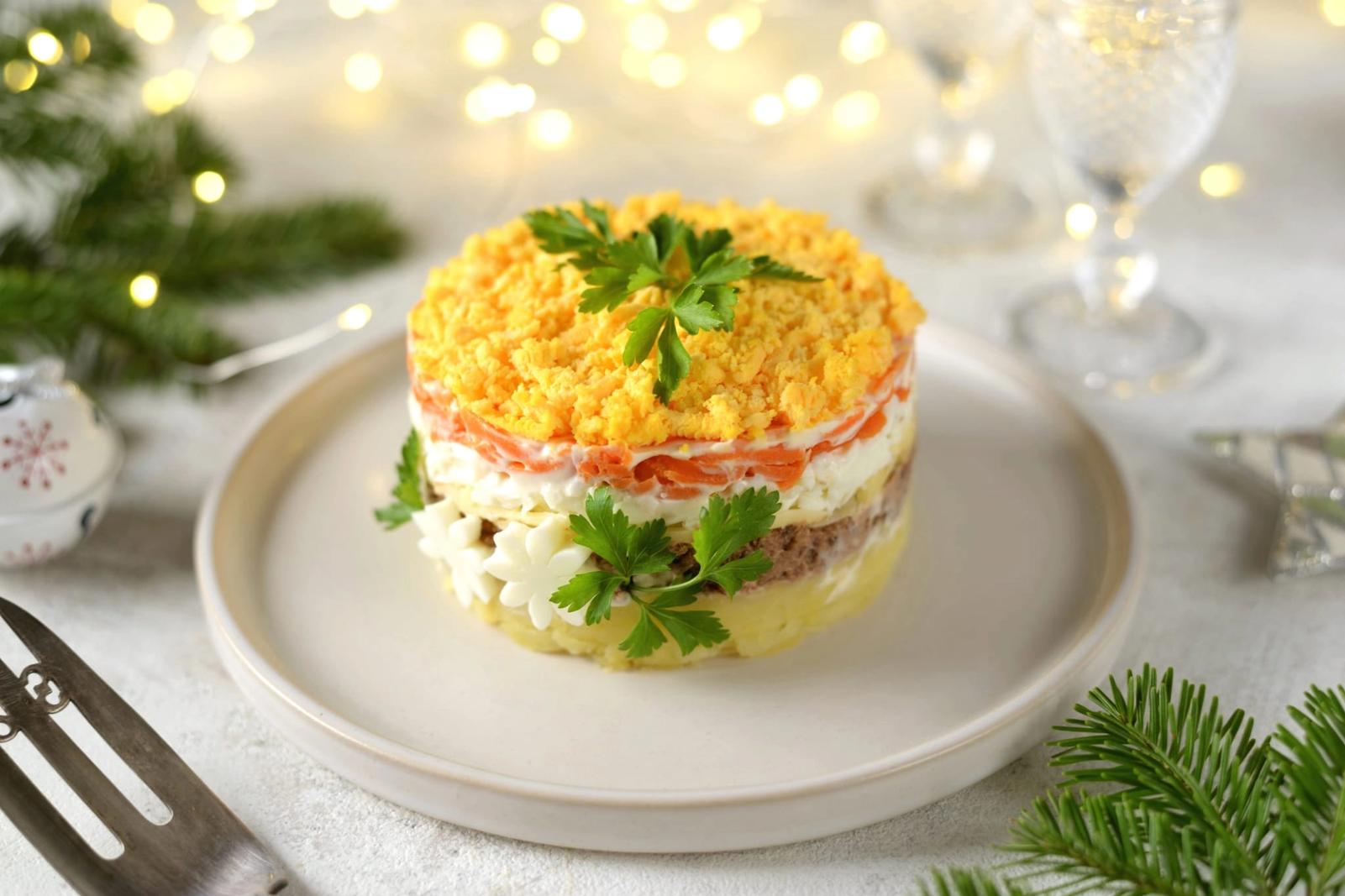 Salade russe au caviar rouge, poisson, pommes de terre, fromage, carottes et œufs