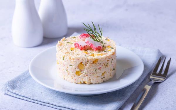 Salade de crabe au maïs et œufs durs