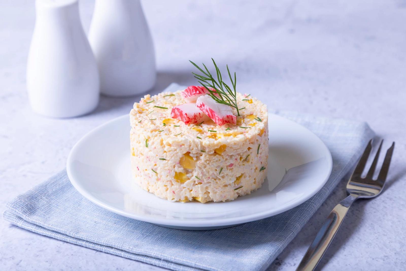 Salade de crabe au maïs et œufs durs