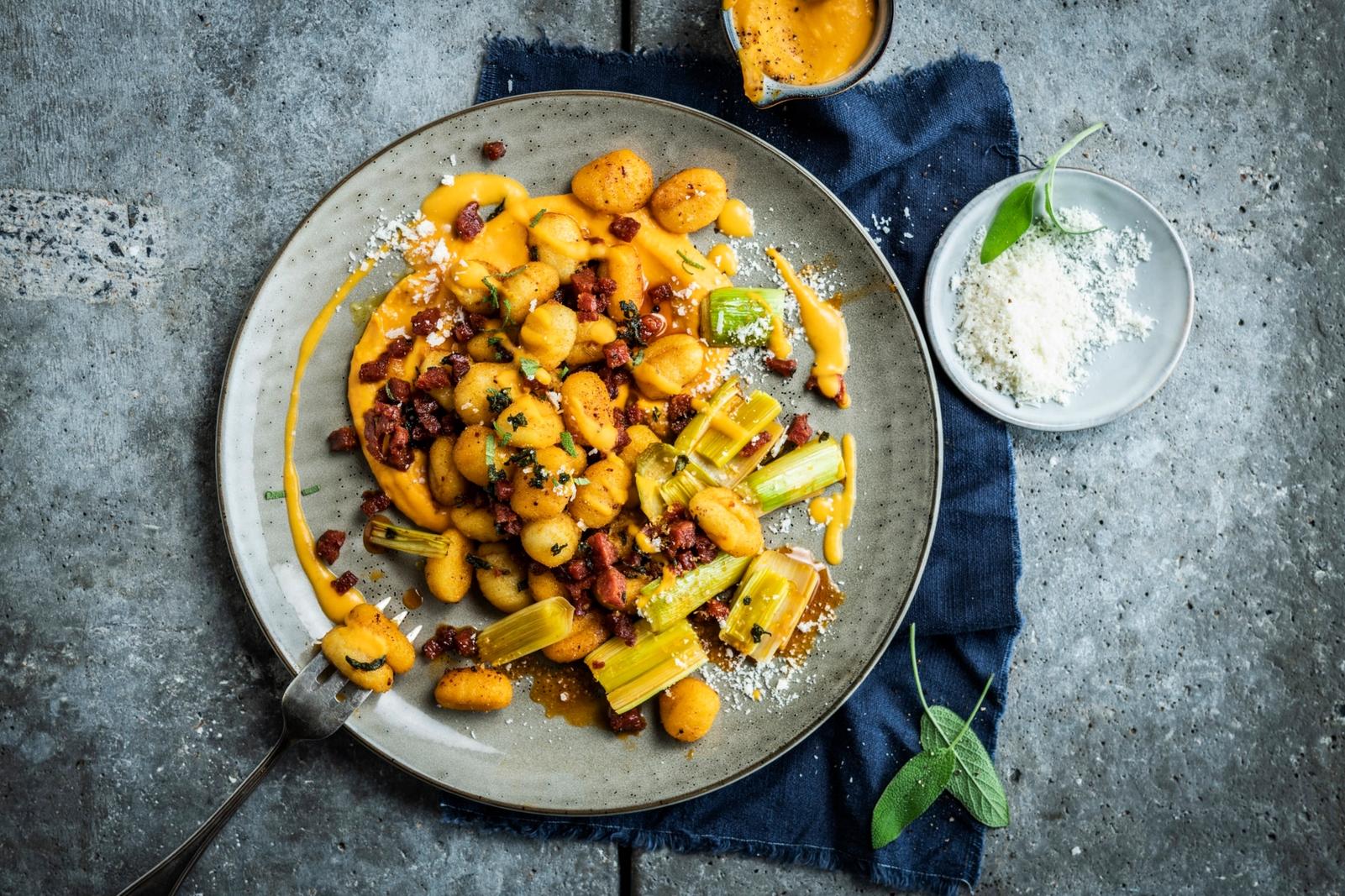 Gnocchis à la sauce de courge, poireaux fondants et chorizo croustillant