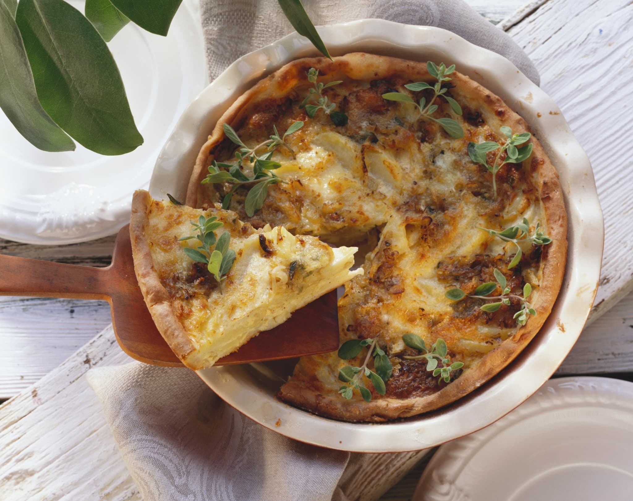 Tourte aux pommes de terre, échalotes et feuilles de marjolaine
