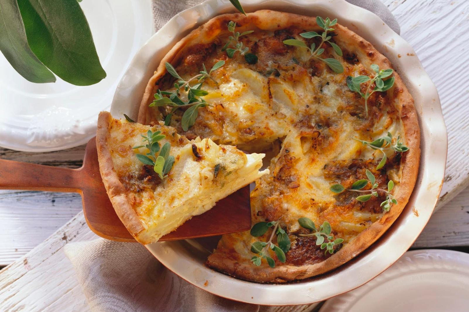 Tourte aux pommes de terre, échalotes et feuilles de marjolaine