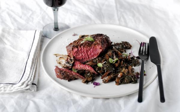 Onglet et blettes braisées au beurre d'ail noir